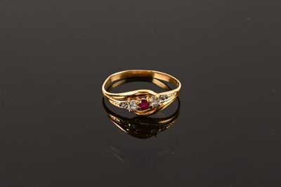 Bague or jaune 750/1000ème sertie d'un rubis épaulé de 2 pie…