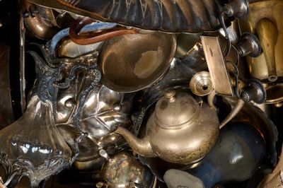 un gros tas d'objets en argent et en laiton dans une boîte