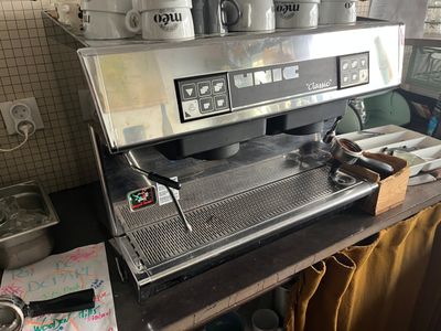 a coffee machine sitting on a counter in a kitchen
