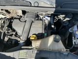 une photo d'un moteur de voiture avec le capot ouvert