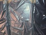 Plusieurs morceaux de papier d'aluminium sont emballés dans du film plastique pour les protéger du soleil