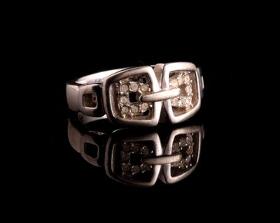 Bague en métal de couleur argenté, sertie de pierres blanches d'imitat - Photo 1