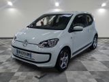 la photo d'une petite voiture blanche garée dans un garage