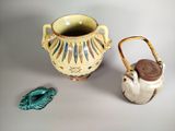 deux vases posés l'un à côté de l'autre sur une table