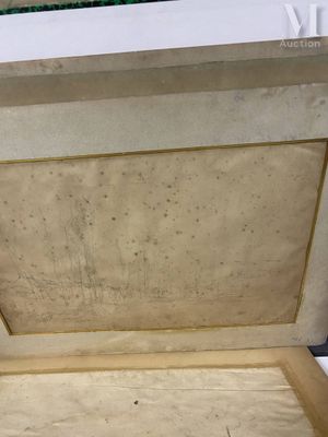 une boîte avec un couvercle, ouverte, posée sur une table