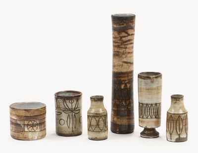 cinq vases placés les uns à côté des autres