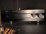 une photo d'une chaîne hi-fi posée sur une étagère