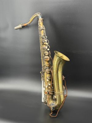 un gros plan d'un saxophone posé sur une table