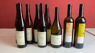 six bouteilles de vin sont alignées sur une table