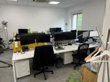 une image représentant un espace de travail en open space avec plusieurs ordinateurs et bureaux