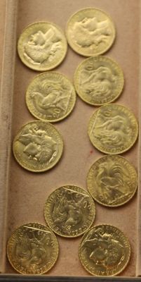 beaucoup de pièces d'or dans une boîte posée sur la table