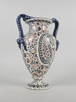 une image représentant un vase orné d'un motif floral