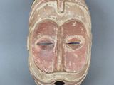 une image représentant un masque en argile orné d'une croix