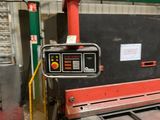une photo d'une machine qui travaille sur une pièce de métal