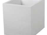 un gros plan d'un vase carré blanc sur fond blanc