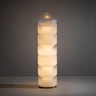 une grande lampe surmontée d'une ampoule
