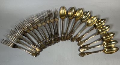 un grand nombre de cuillères et de fourchettes disposées en cercle