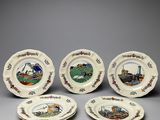 quatre assiettes à motifs différents posées sur une table