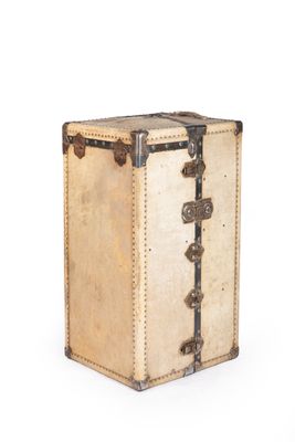 Anonyme - Wardrobe en parchemin, fermeture en métal argenté,…