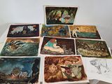 de nombreux tableaux posés sur la table, sur lesquels figurent des images