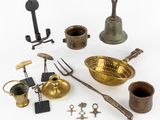une image représentant un ensemble d'objets en laiton posés sur une surface blanche