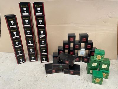 de nombreuses boîtes posées sur une table