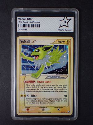 gros plan d'une carte pokemon sur une table
