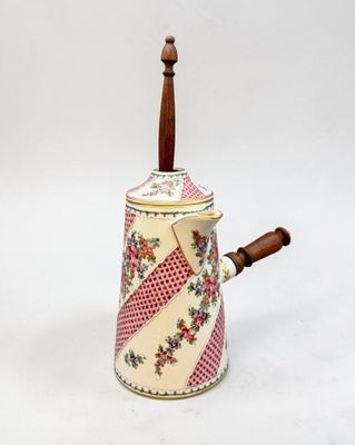 une petite théière avec une anse en bois sur fond blanc