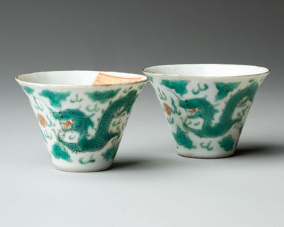 deux tasses vertes et blanches ornées de motifs représentant des dragons