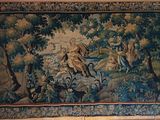une tapisserie accrochée au mur d'une pièce