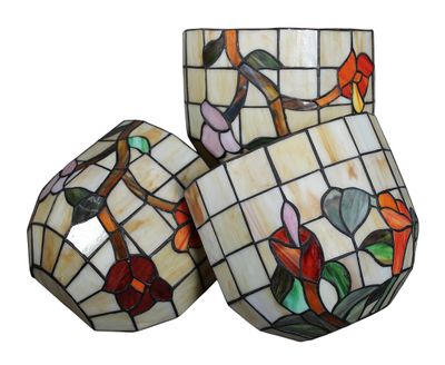 trois vases en vitrail ornés d'oiseaux et de fleurs