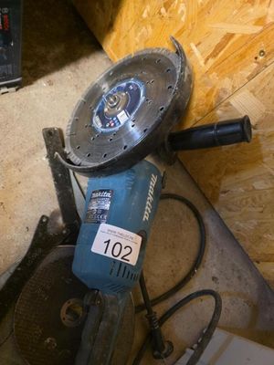 une machine bleue posée sur le sol