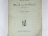 un vieux livre sur lequel est dessiné un château