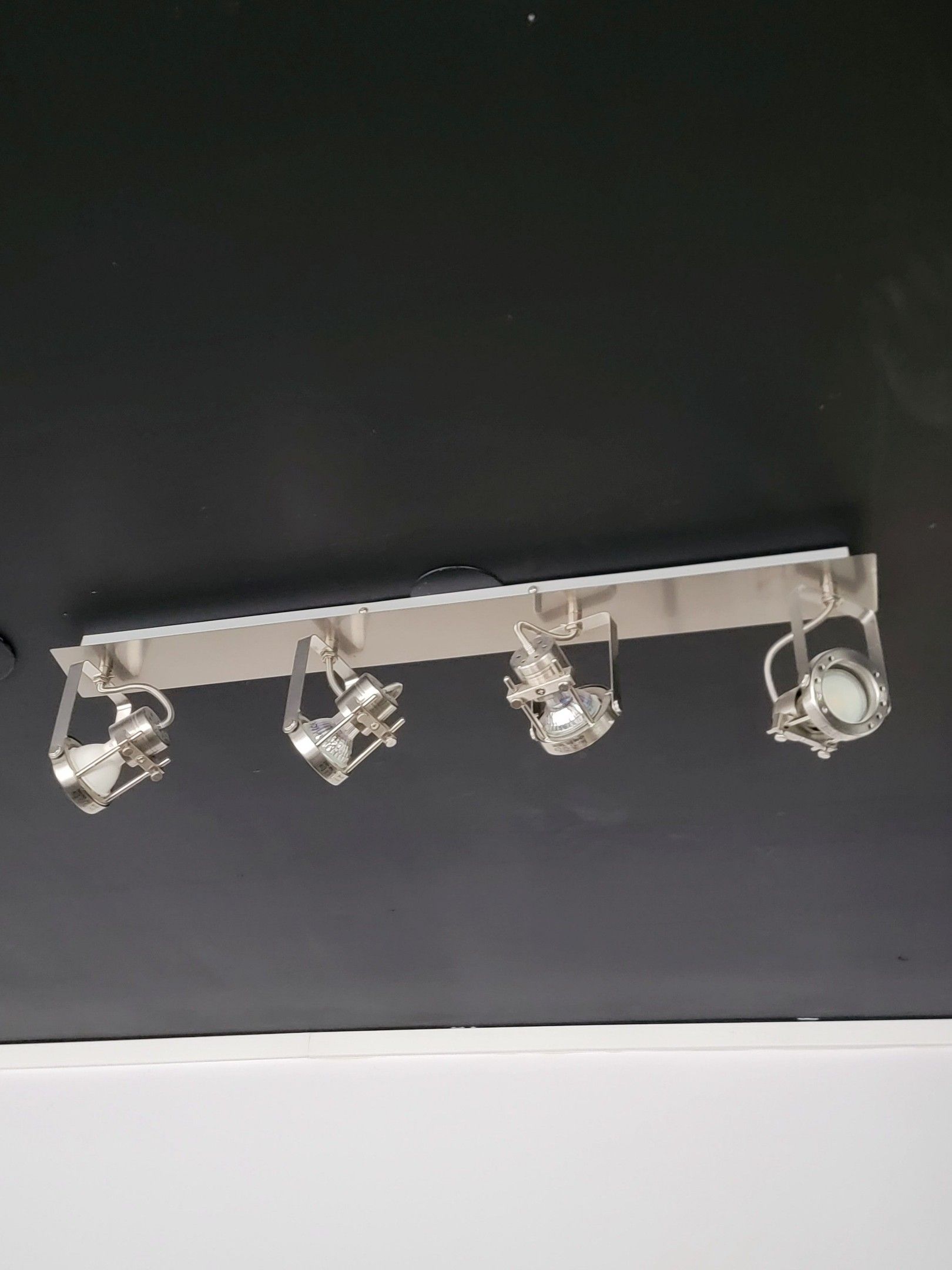 Environ cinq barres de quatre spots chromés