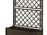 une jardinière en bois ornée d'un motif en treillis sur le dessus