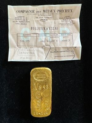 une photo d'un lingot d'or à côté d'un ticket de caisse