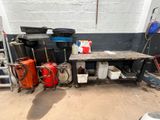 plusieurs valises et une table dans une pièce