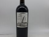 une bouteille de vin posée sur une table