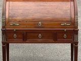 un bureau ancien muni de tiroirs et d'un plateau en marbre