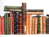 un grand nombre de livres empilés les uns sur les autres