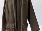 une veste en laine posée sur un mannequin, sur fond blanc