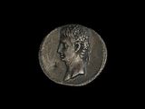 Gros plan sur une pièce de monnaie portant le visage d'un homme