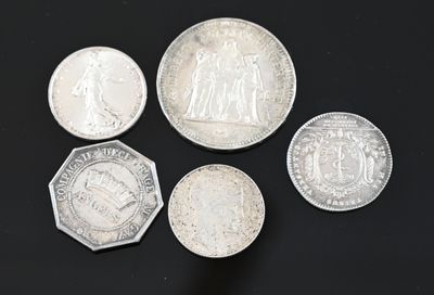 six pièces d'argent britanniques différentes sur un fond noir