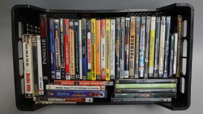 une boîte en plastique noire remplie de DVD posée sur une table