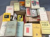 de nombreux livres posés sur une table