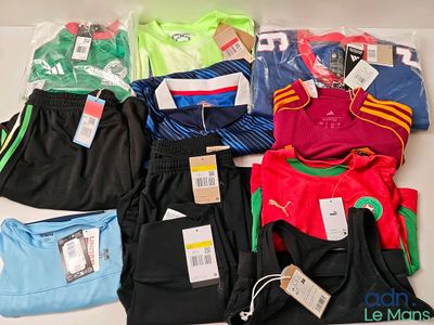 une pile de vêtements sur une table