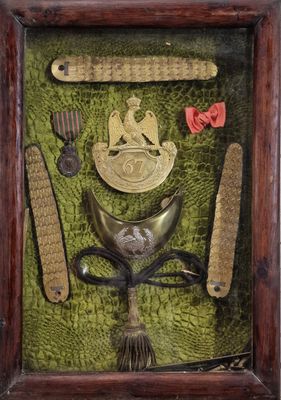 tableau encadré représentant une collection d'objets militaires exposés dans un cadre-vitrine