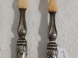 deux cuillères et une cuillère à manche posées sur une table