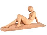 sculpture représentant une femme nue assise sur un tapis, sur fond blanc