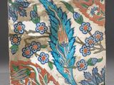 un gros plan d'un carrelage orné de fleurs et de feuilles
